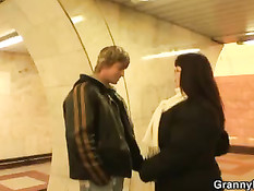 Встретил в метро зрелую женщину, привёл домой и оттрахал