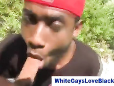 Чёрный парнишка в красной шапке делает минет белому парню