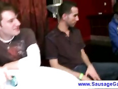 На вечеринке для мужчин стриптизёру в маске делают минет