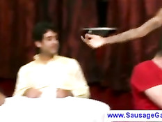 На вечеринке для мужчин стриптизёру в маске делают минет