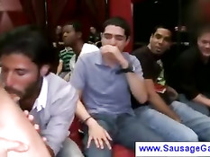 На вечеринке для мужчин стриптизёру в маске делают минет