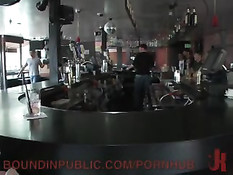 Раздетого мужика ребята по очереди трахают в баре