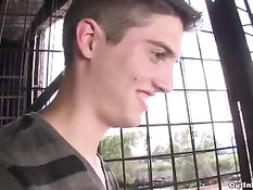 Парень Райли под мостом сосёт член своему новому приятелю