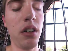 Парень Райли под мостом сосёт член своему новому приятелю