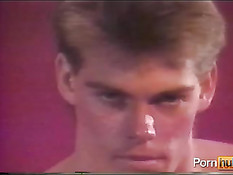 Большой и толстый член входит в нежную попку приятеля