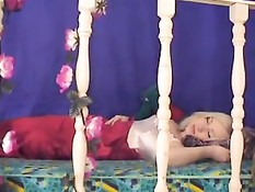 Парень будит спящую блондинку и трахает её в кровати