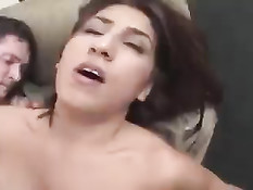 Сексуальную девчонку с большими сосками ебут на диване