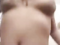 Сексуальную девчонку с большими сосками ебут на диване