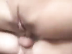 Сексуальную девчонку с большими сосками ебут на диване