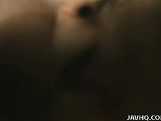 Японская студентка с большими сиськами садится на член сверху