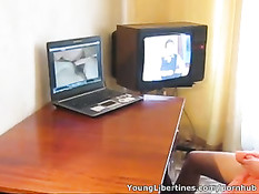 Парень дрочил просматривая порнуху, пока не пришла его девушка