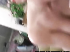 Грудастая блондинка Кэндис сосёт мужику его невстающий хуй