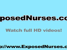 Медсестра растягивает свои половые губы и вставляет вибратор