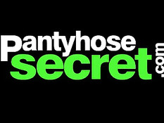 Тощая молодая девица любит фетиш в нейлоновых колготках