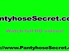 Тощая молодая девица любит фетиш в нейлоновых колготках