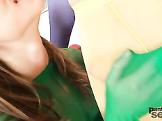 Тощая молодая девица любит фетиш в нейлоновых колготках