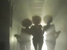 Девушки в оранжевых париках вместе весело проводили время