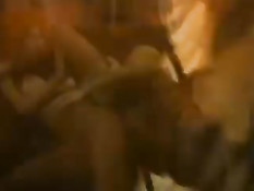 Девушки в оранжевых париках вместе весело проводили время