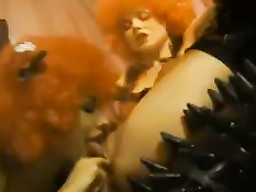 Девушки в оранжевых париках вместе весело проводили время