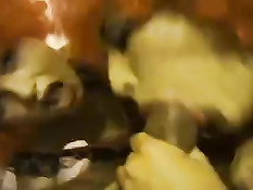 Девушки в оранжевых париках вместе весело проводили время