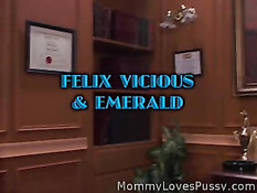 Строгая леди босс отстрапонила сотрудницу своей фирмы