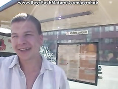 Парни познакомились со зрелой женщиной на улице и оттрахали её