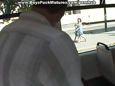 Парни познакомились со зрелой женщиной на улице и оттрахали её