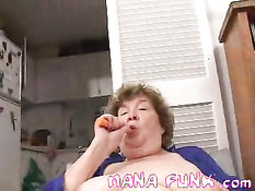 Похотливая бабушка мастурбирует при помощи зажжённой свечи