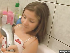 Юная красавица принимает горячую ванну в мокрой одежде