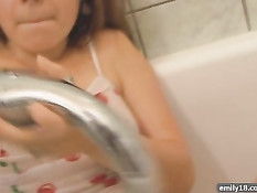 Юная красавица принимает горячую ванну в мокрой одежде