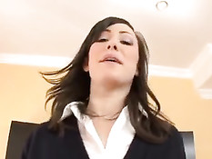 Милашка Jennifer White показывает все достоинства своего тела