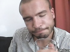 Выпив по рюмке и сыграв на гитаре он склонил блондинку к сексу