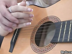 Выпив по рюмке и сыграв на гитаре он склонил блондинку к сексу