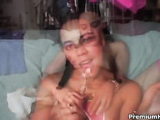 Посасывая леденец Клара села на диван и начала мастурбировать