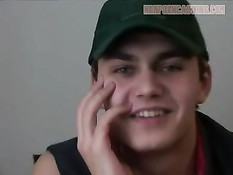 Девушка на порнокастинге стесняется поиграться с фаллоимитатором