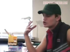 Девушка на порнокастинге стесняется поиграться с фаллоимитатором