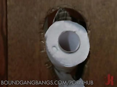 Блондинка получает от двух парней двойной удар членами