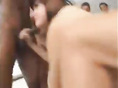 Группа парней совместно ебёт ненасытную брюнетку Sasha Grey