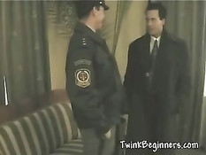 Парень в форме трахает элегантного мужчину в белой рубашке