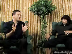 Парень послушно выполняет все указания своего босса