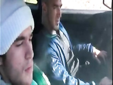 Парни выехали за город, чтобы заняться сексом в автомобиле