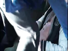 Парни выехали за город, чтобы заняться сексом в автомобиле