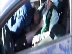 Парни выехали за город, чтобы заняться сексом в автомобиле