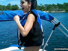 Катаясь жарким днём на лодке ей захотелось заняться сексом