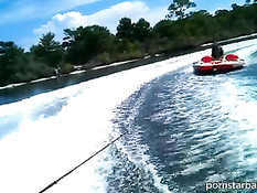 Катаясь жарким днём на лодке ей захотелось заняться сексом