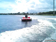 Катаясь жарким днём на лодке ей захотелось заняться сексом