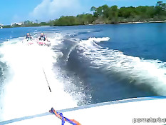 Катаясь жарким днём на лодке ей захотелось заняться сексом