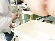 Женщина блондинка явилась на приём к похотливому гинекологу