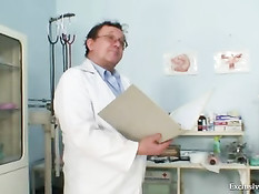 Женщина блондинка явилась на приём к похотливому гинекологу