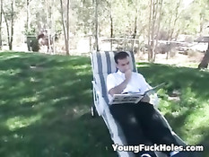 Сексуальная девушка в коротенькой юбке трахается с другом отца